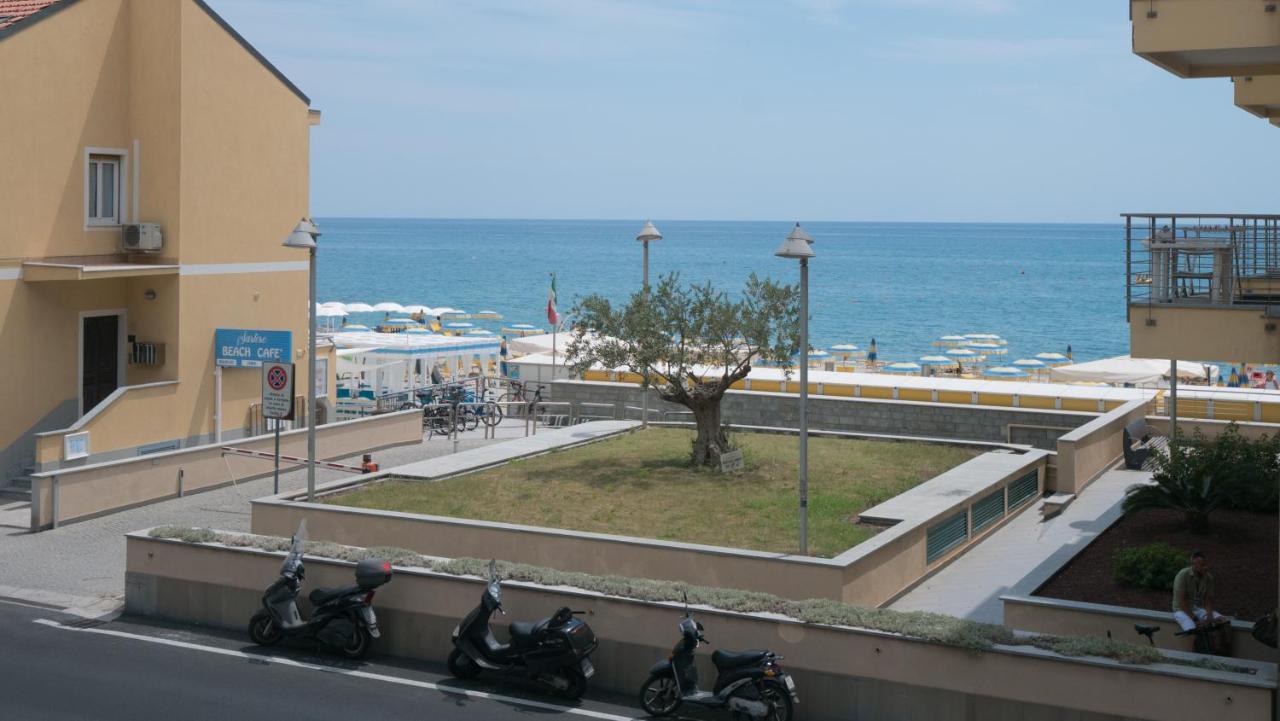 Babyaccommodation Family Experience III Pietra Ligure Exterior foto